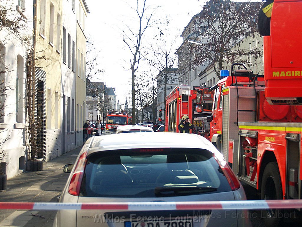 Einsatz Feuerwehr SEK Polizei Koeln Nippes Merheimerstr P007.JPG